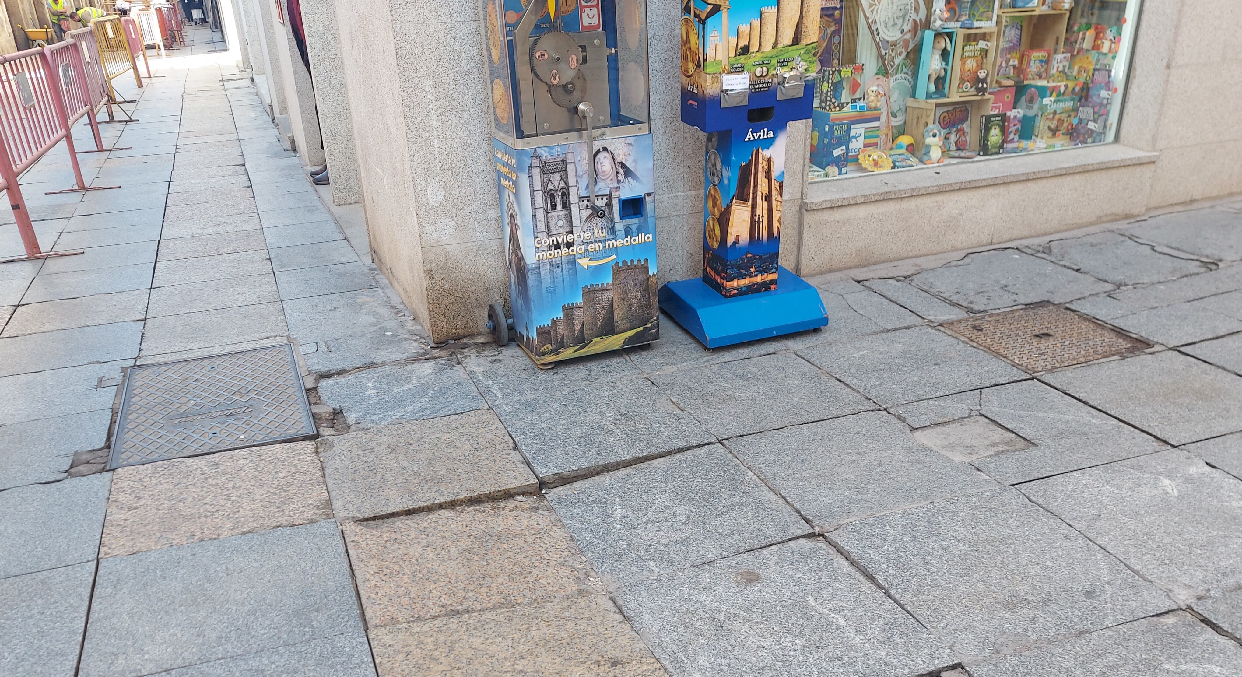 Algunas losetas presentan fracturas y levantamientos