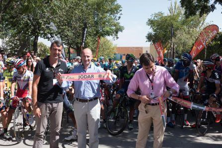 El alcalde de Jódar, en la salilda de la etapa de la Vuelta Ciclista a España