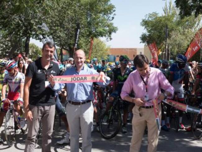 El alcalde de Jódar, en la salilda de la etapa de la Vuelta Ciclista a España
