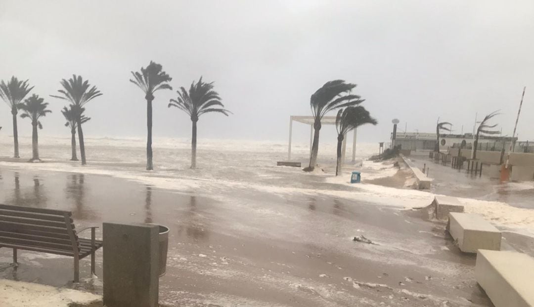 Las olas invaden el paseo de la playa de Gandia 