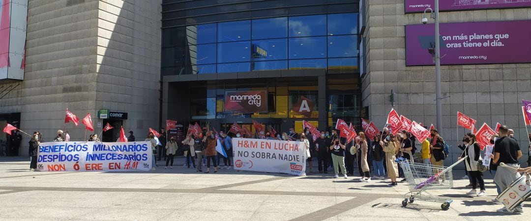 Concentración de trabajadores de H&M en A Coruña