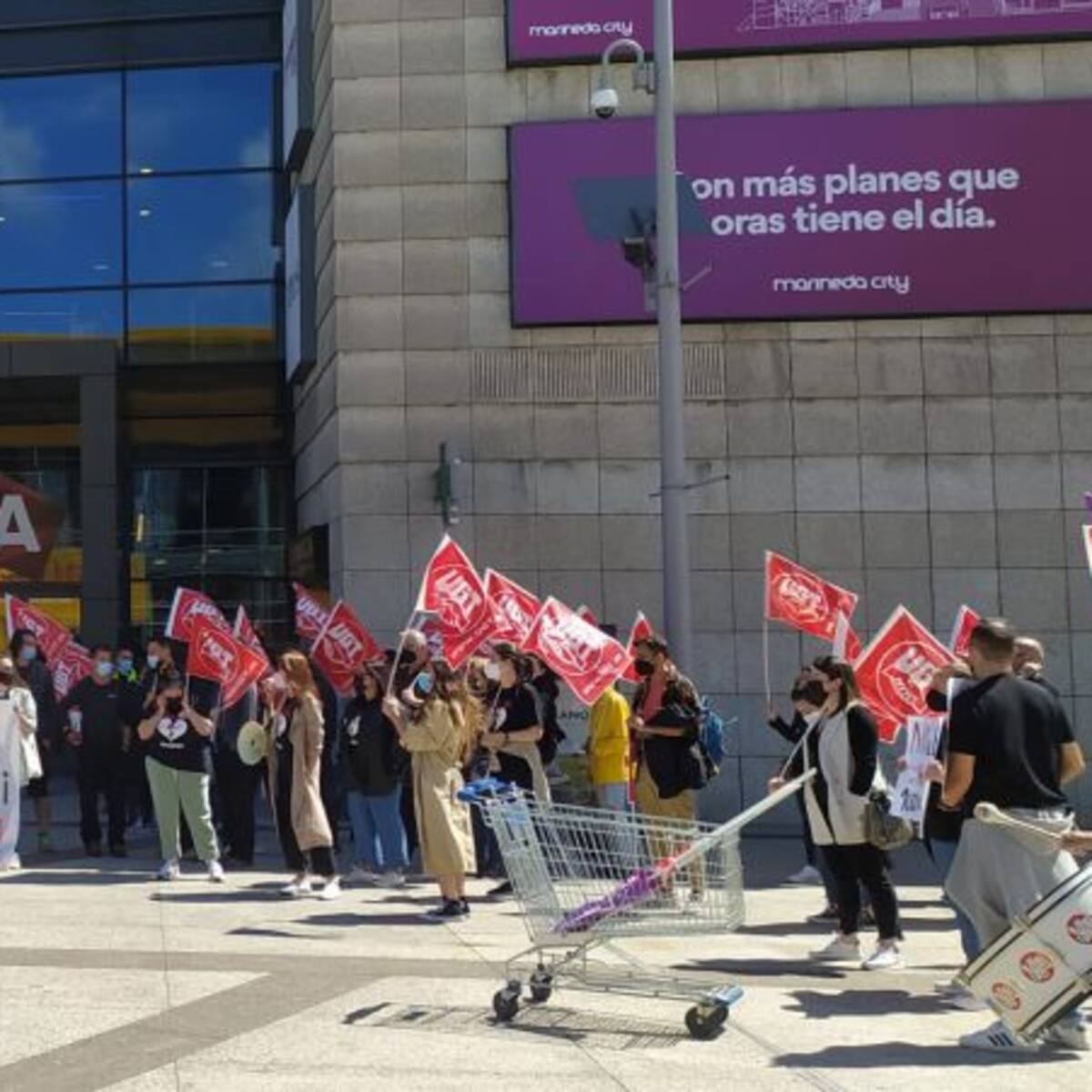 Concentración de trabajadoras de H&M en A Coruña en contra de los despidos