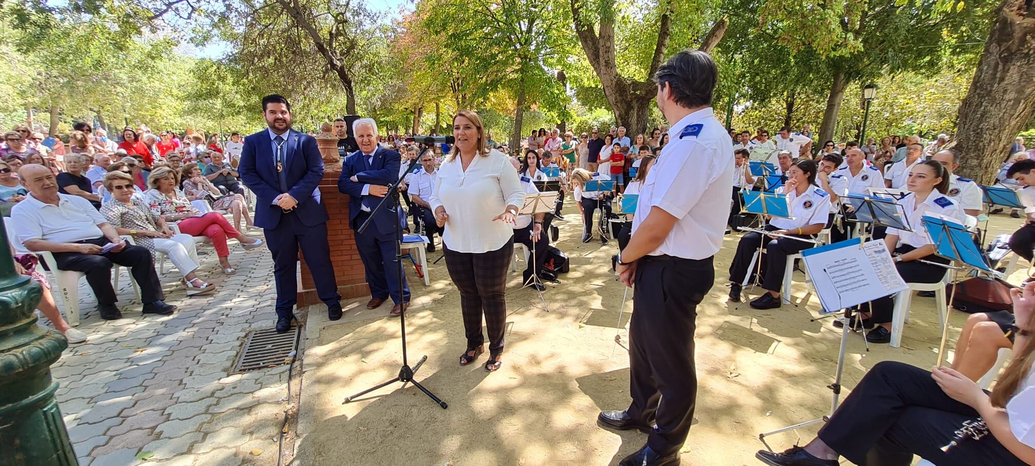 La alcaldesa junto a la Banda de Música