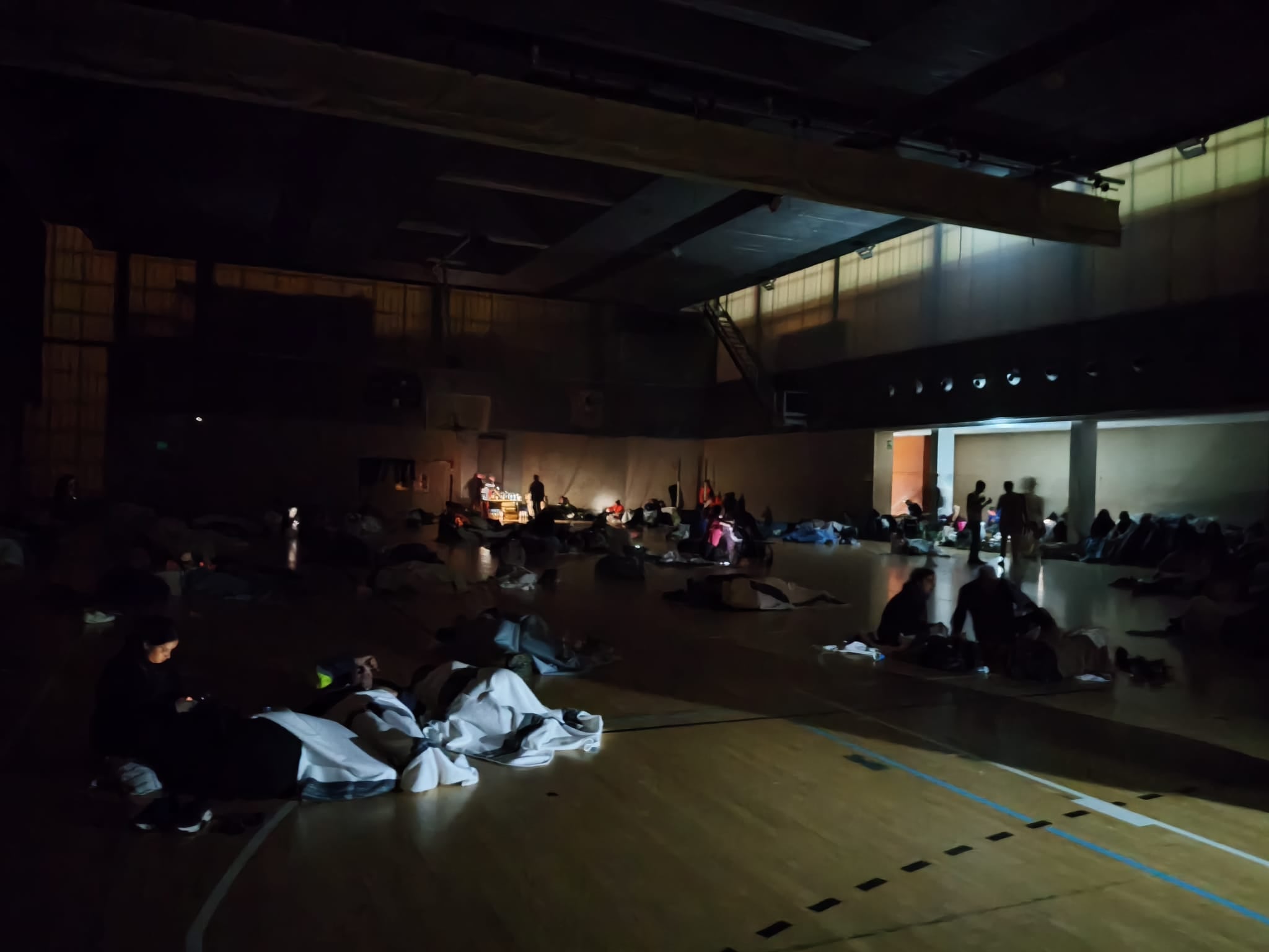 El complejo La Petxina que acoge a evacuados por la DANA, se ha quedado sin luz