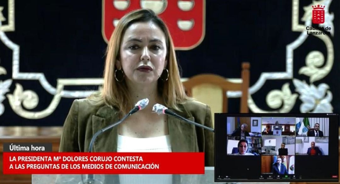 La presidenta del Cabildo de Lanzarote, María Dolores Corujo, ha informado de las nuevas medidas adoptadas en la Mesa Insular en una comparecencia telemática junto a los siete ayuntamientos. 