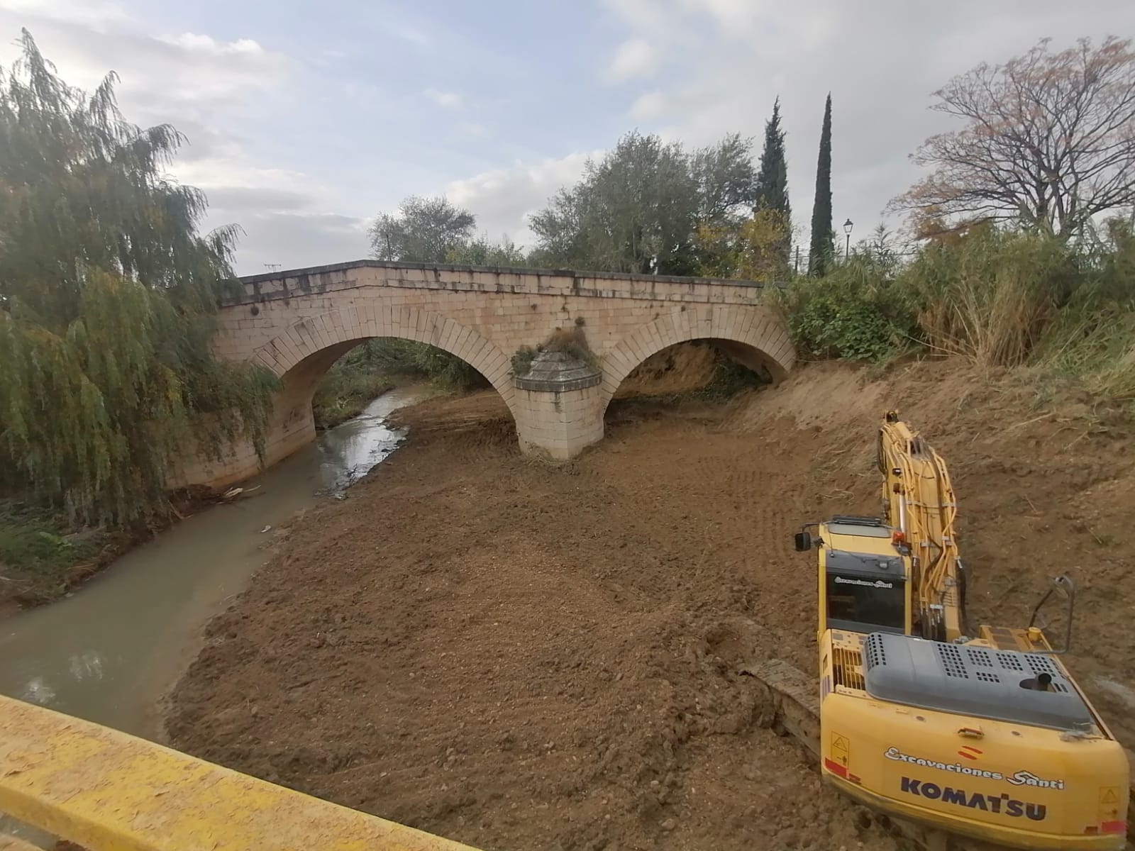 Máquina limpiando el cauce del río.