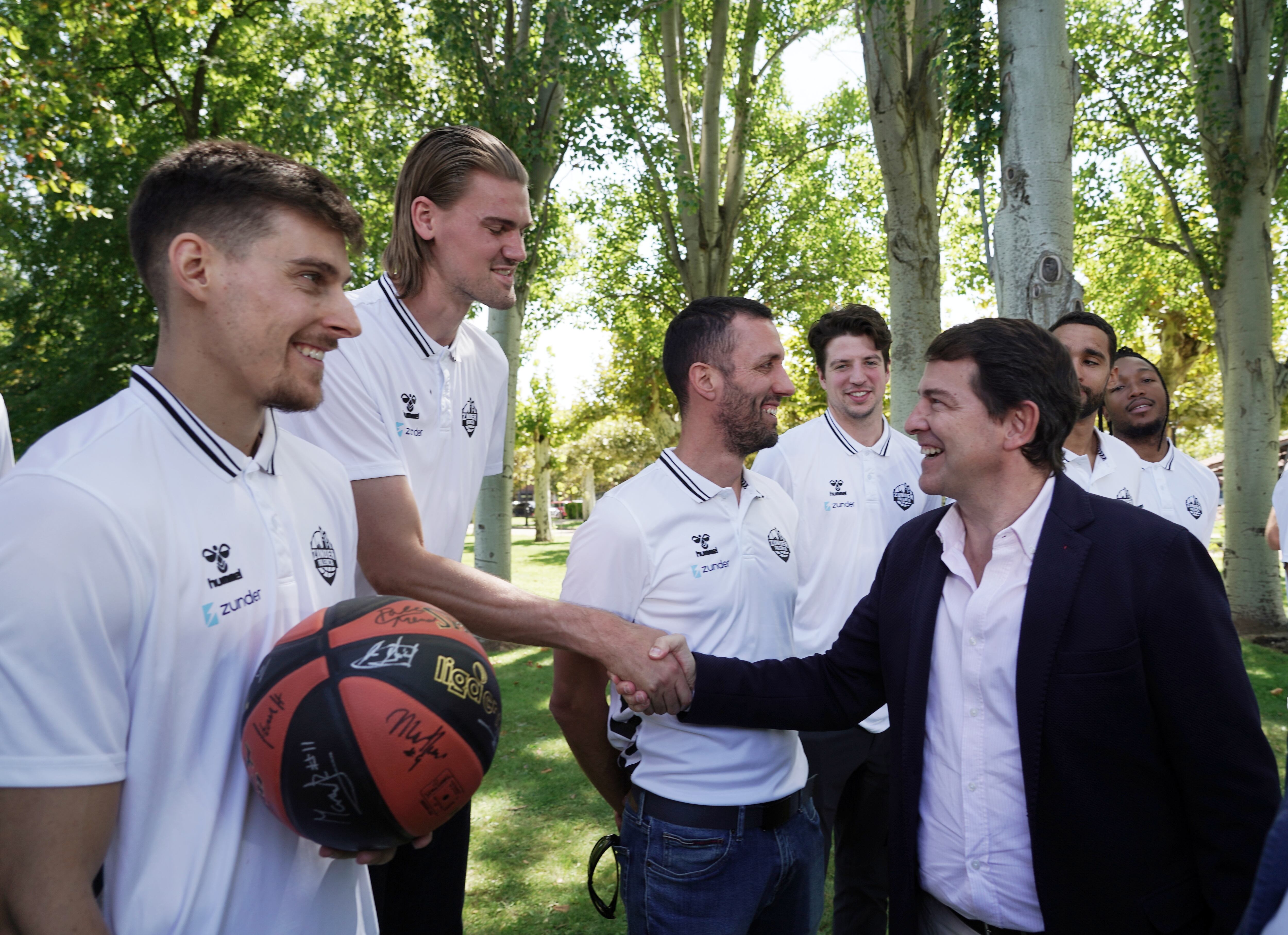 El presidente de la Junta de Castilla y León, Alfonso Fernández Mañueco, recibe a la plantilla del Zunder Palencia Baloncesto por su ascenso a la Liga ACB