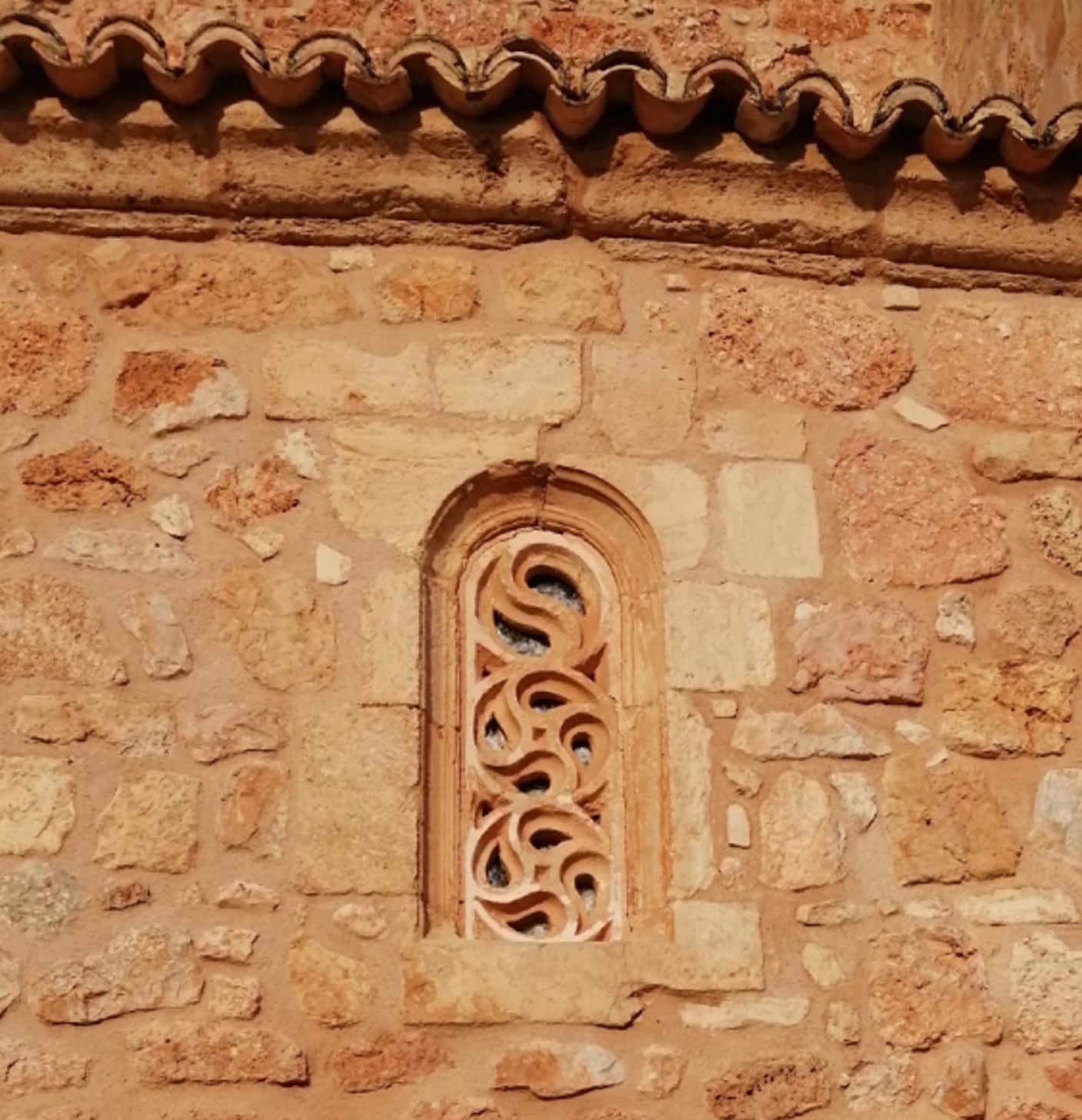Vidriera de nueva creación en la colegiata de Belmonte elaborada con &#039;lapis specularis&#039;.