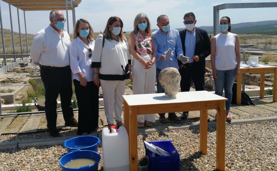 La consejera de cultura, Patricia del Pozo, junto a miembros del equipo de gobierno de Linares en la presentación del nuevo hallazgo en Cástulo.