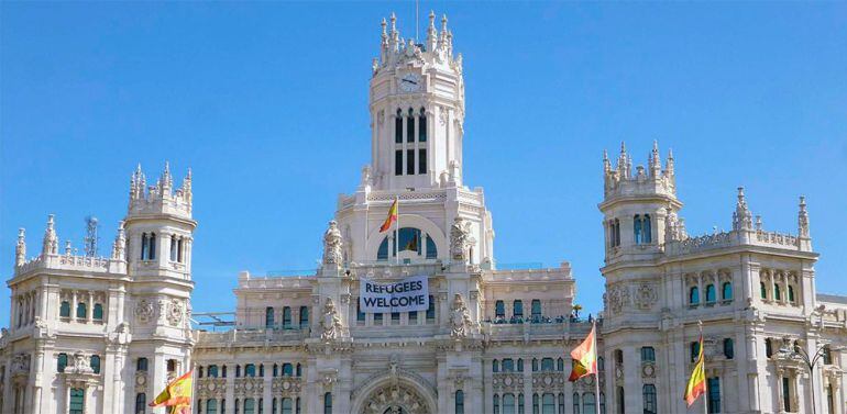 El Gobierno municipal tiene desplegada desde septiembre de 2015 una pancarta con la leyenda &quot;Refugees Welcome&quot; -&quot;Refugiados, bienvenidos&quot;- para expresar la solidaridad de Madrid con la dramática situación de los refugiados