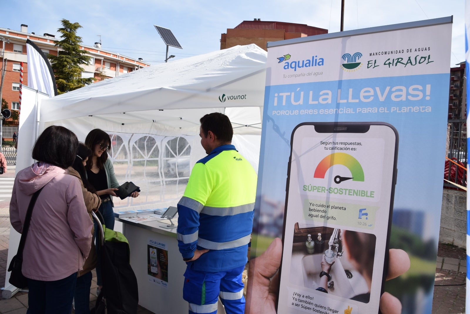 Carpa informativa sobre consumo responsable de agua en el mercadillo del jueves en Tarancón (Cuenca)