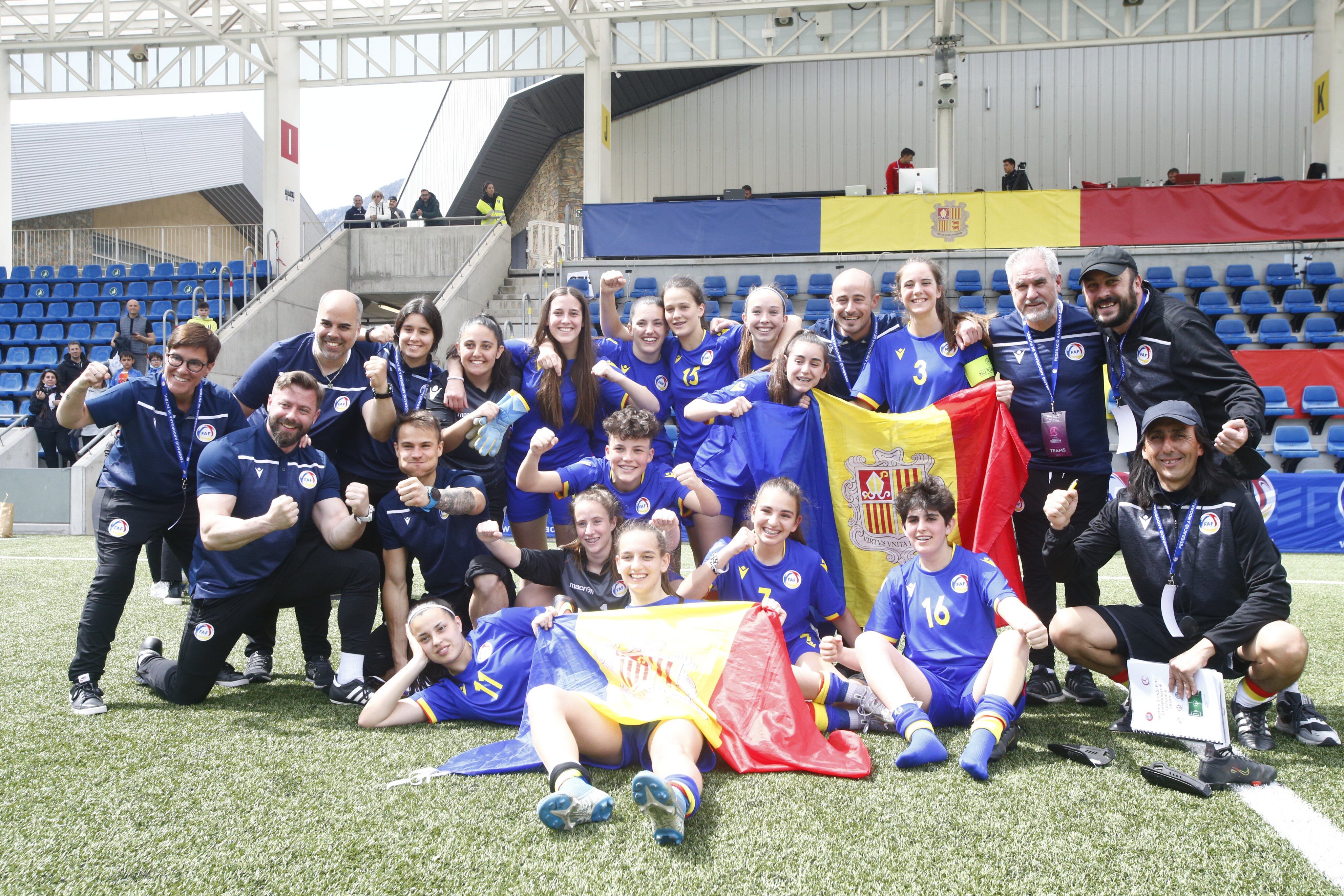 La selecció de futbol sub19 femenina celebra la victòria contra Armènia aquest migdia a l'Estadi Nacional
