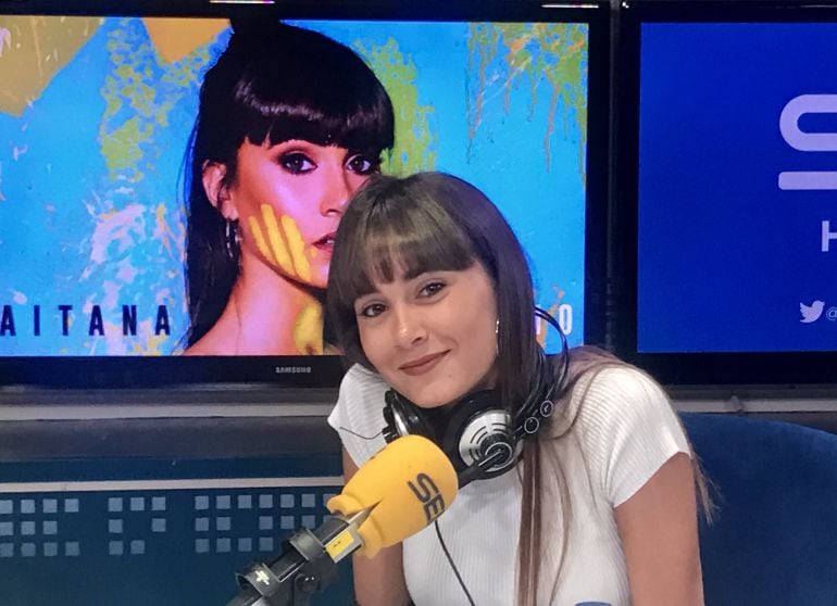 La cantante Aitana en los estudios de la Cadena SER.