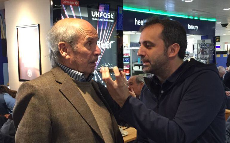 Lluís Flaquer entrevista Valentí Guardiola, pare de l'entrenador del City, a l'aeroport de Manchester 
