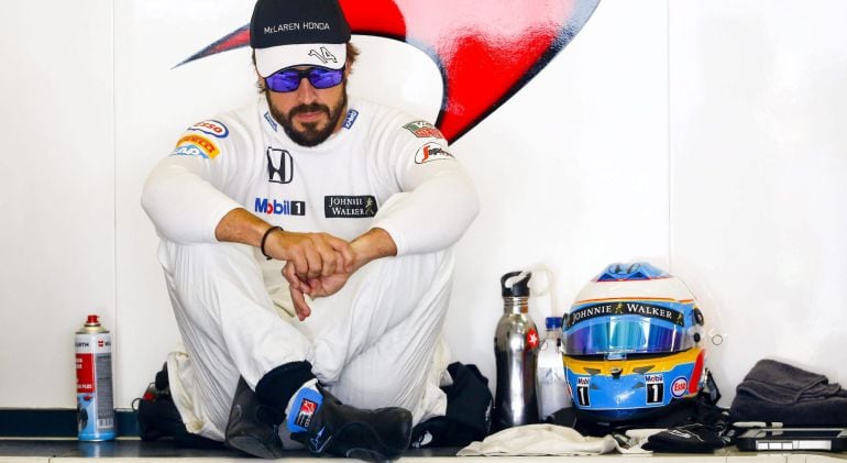 Fernando Alonso, pensativo en el interior del garaje de McLaren-Honda