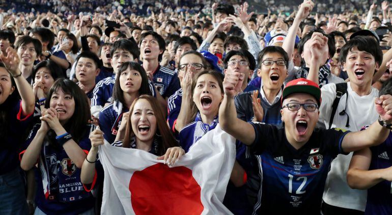 Aficionados japoneses celebran la victoria de su equipo en Tokio