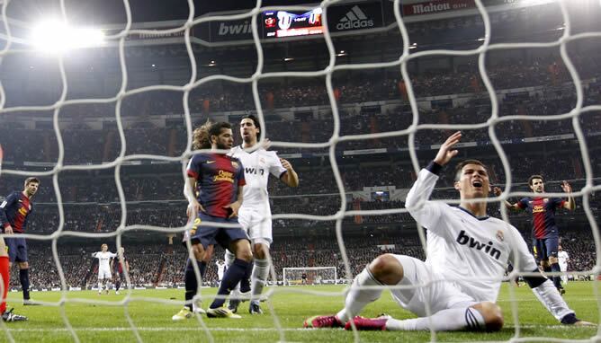 El delantero portugués Cristiano Ronaldo del Real Madrid, se lamenta durante el partido de ida de las semifinales de la Copa del Rey que Real Madrid y FC Barcelona disputado  en el estadio Santiago Bernabéu, en Madrid