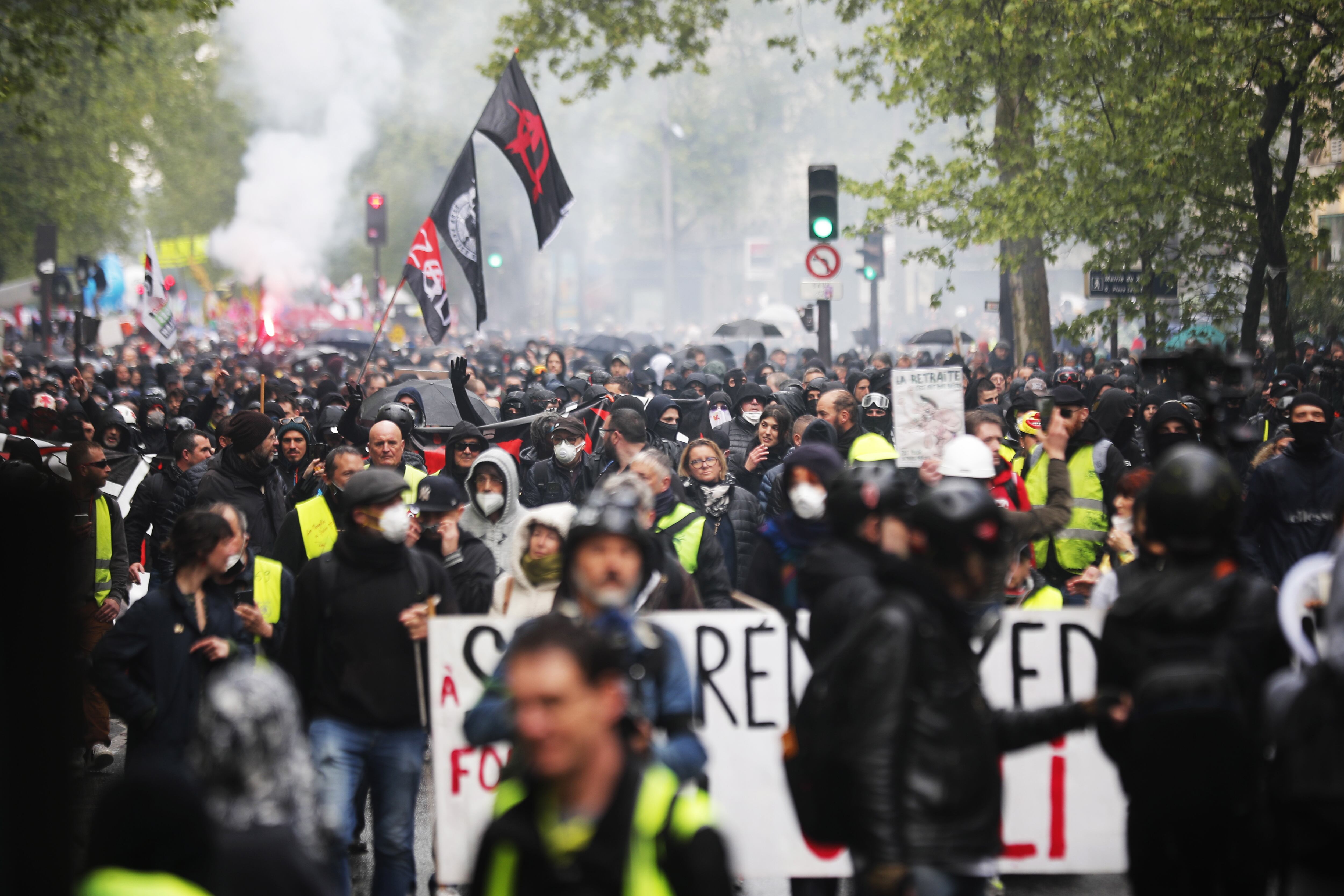 Miles de personas participan en la marcha por el Día 1 de Mayo en París (Francia).