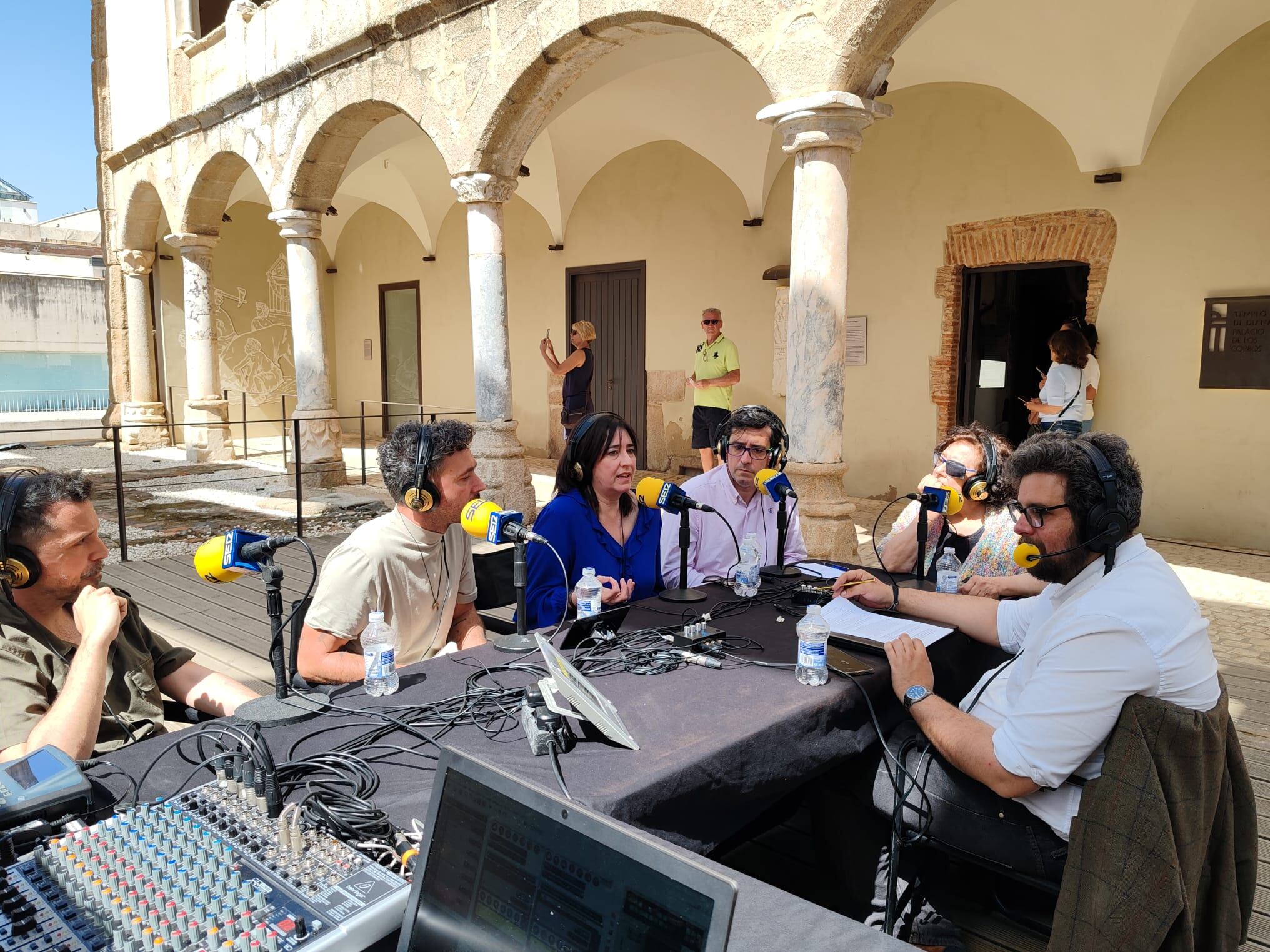 Un momento del programa celebrado en el Templo de Diana de Mérida con motivo del mes del libro y el teatro