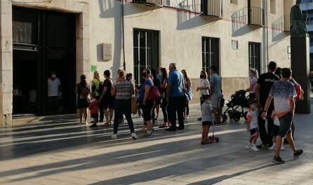 Colas de gente sin distancia de seguridad a las puertas de un colegio