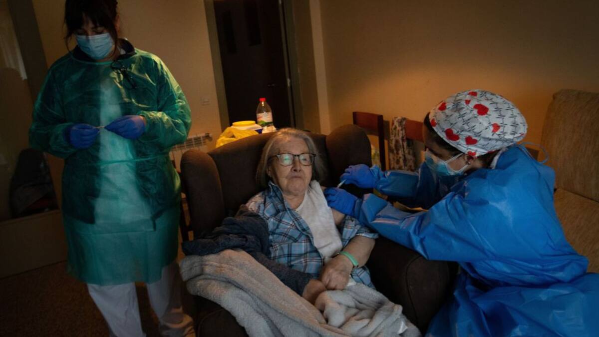 Balears empieza este miércoles a vacunar a mayores de 80 años de centros de día