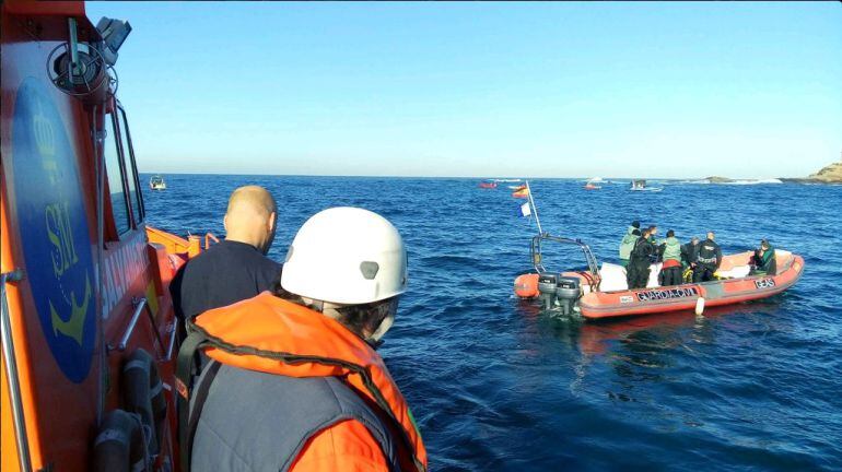 Un grupo de 40 buceadores profesionales han estado peinando el fondo marino en busca de los cuerpos de los dos marineros desaparecidos el pasado viernes al sur de las Islas Cíes.