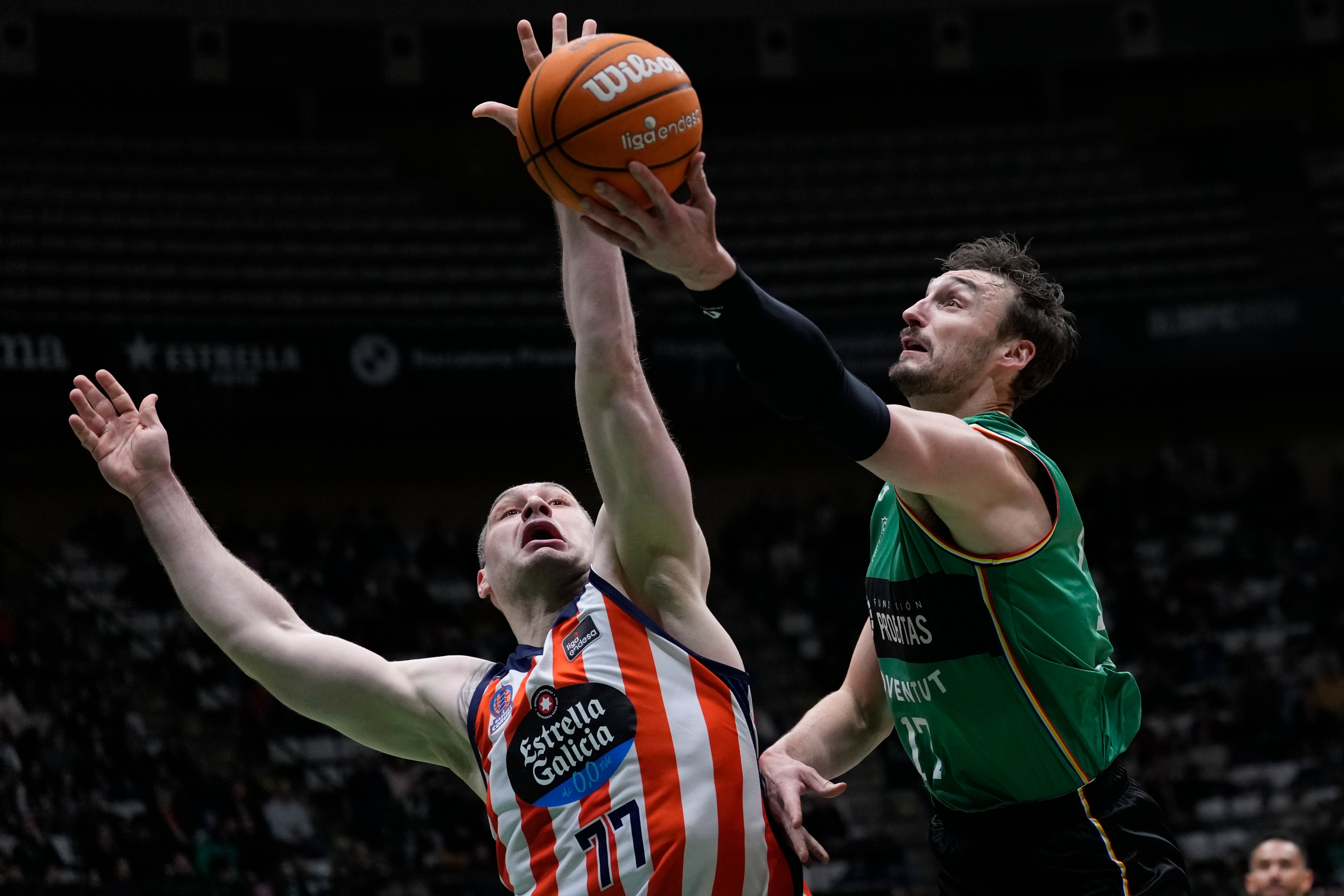 BADALONA, 08/02/2025.- El alero del Joventut Sam Dekker (d) entra a canasta defendido por Beqa Burjanadze, del Leyma Coruña, durante el partido de liga Endesa que Joventut de Badalona y Leyma Coruña disputan este sábado en el Olimpic de Badalona. EFE/Alejandro García
