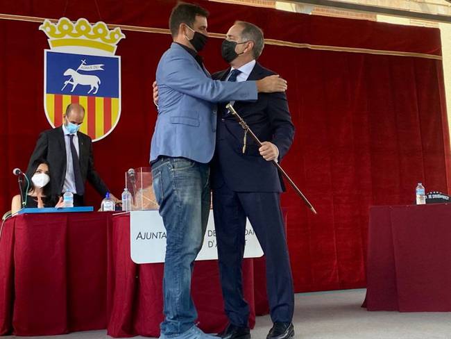 Santiago Román, a la derecha, el día que recogió la vara de mando de manos de Jaime Albero, del PSOE, en una imagen de archivo. Foto: Ayuntamiento de Sant Joan