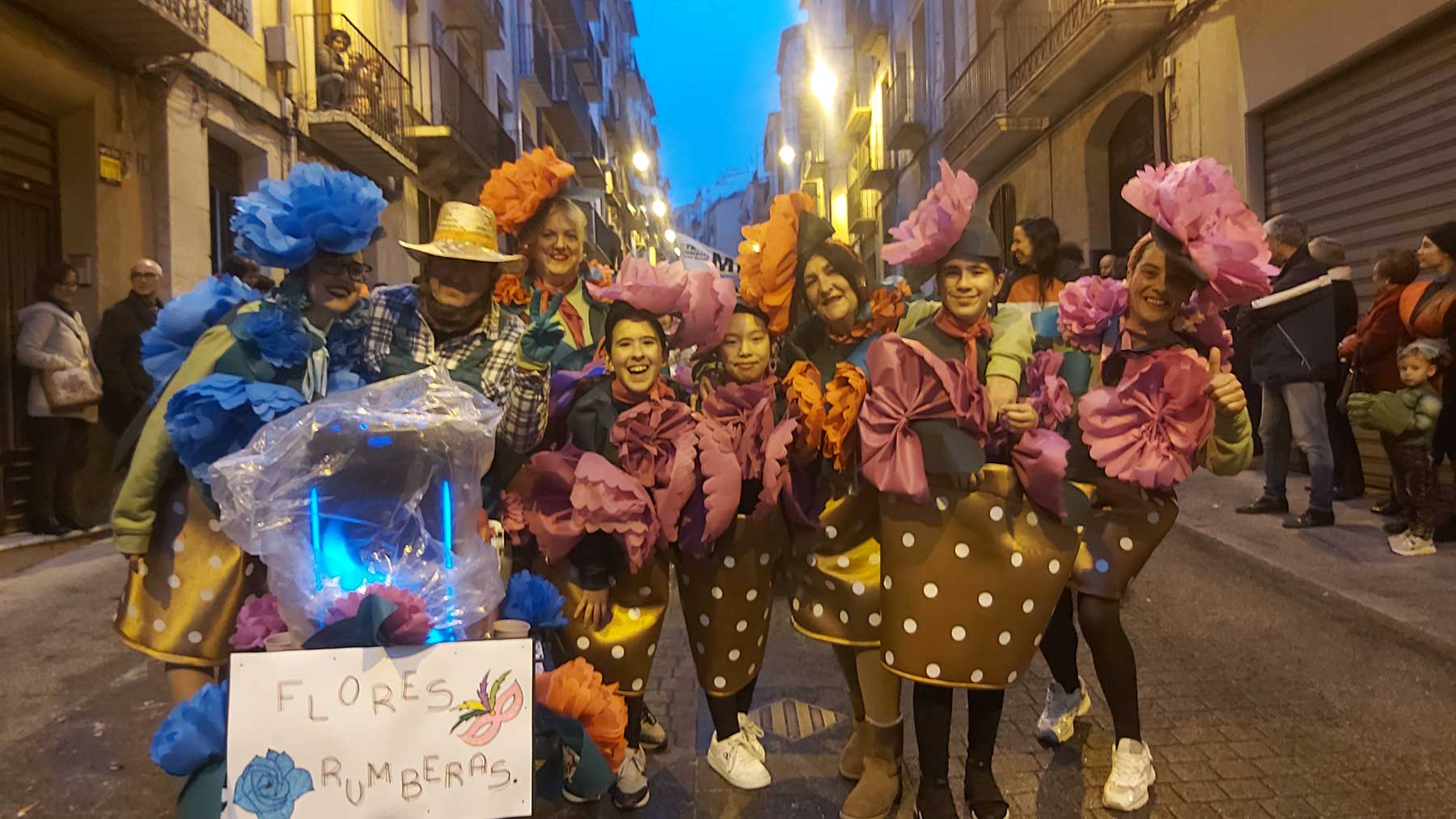 Los ganadores durante el recorrido del desfile desde el Partidor hasta la calle Mossén Torregrosa