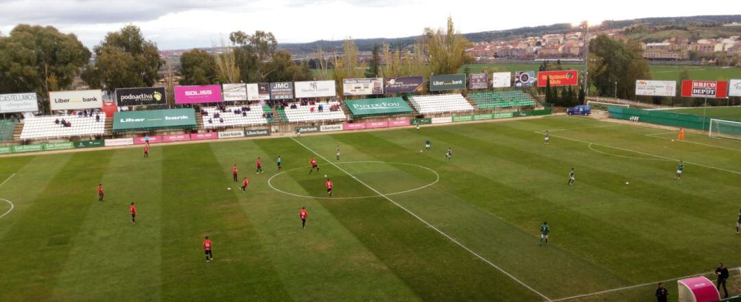 ANÉCDOTA. Los dos equipos estaban preparados para empezar a las 16:54. Hubo que esperar a que llegara la hora del partido que, aun así, empezó con 3 minutos de adelanto