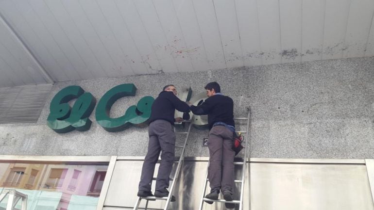 Momento en el que se retiró el rótulo de El Corte Inglés en la calle Toribio Etxebarria