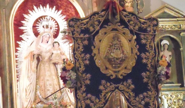 El simpecado de la Hermandad de Valencina, con diseño de José Manuel y Ana Bonilla, ante la Virgen de la Estrella, patrona de la localidad aljarafeña