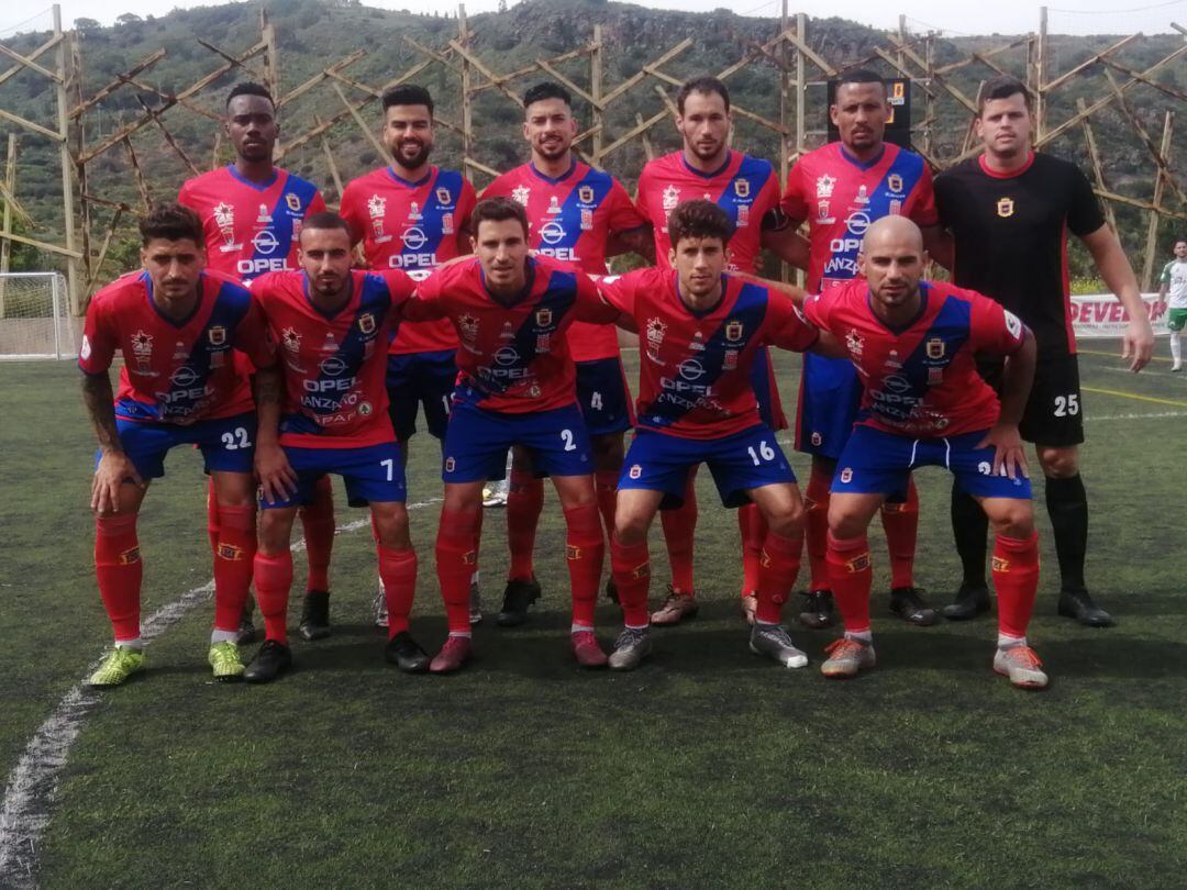 Formación titular de la UD Lanzarote en el campo del Villa Santa Brígida.