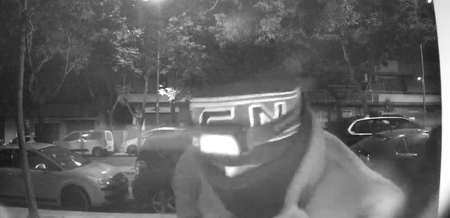 Un dels atracadors introdueix una petaca explosiva al caixer