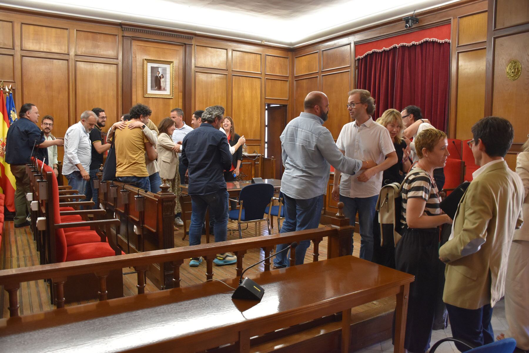 Los asistentes al pleno se despiden tras acabar el mismo en lo que era la última cita para cerrar la legislatura 2019-2023