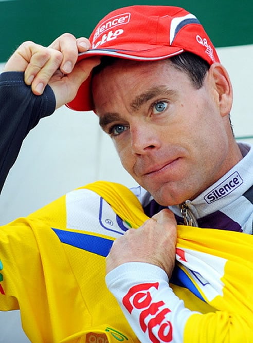 Cadel Evans celebra su triunfo en la carrera