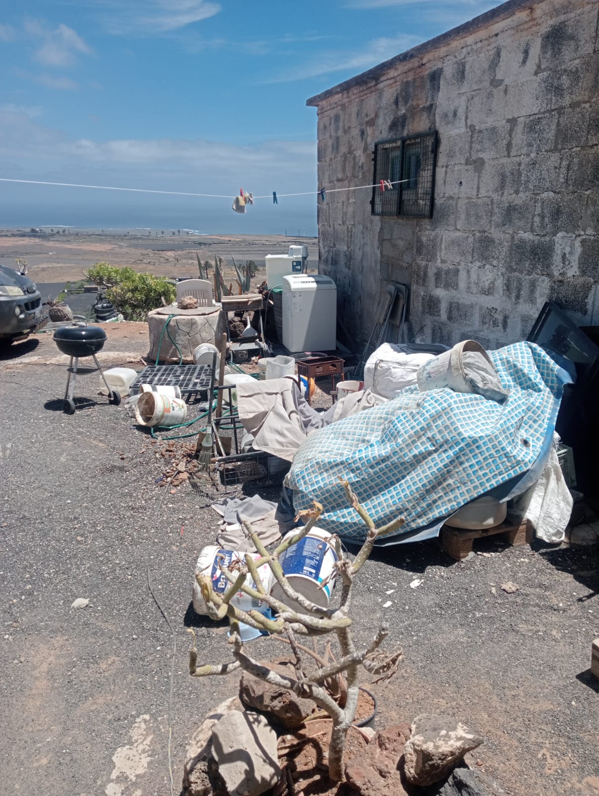 Exterior de la vivienda en la que vive un vecino de Haría.