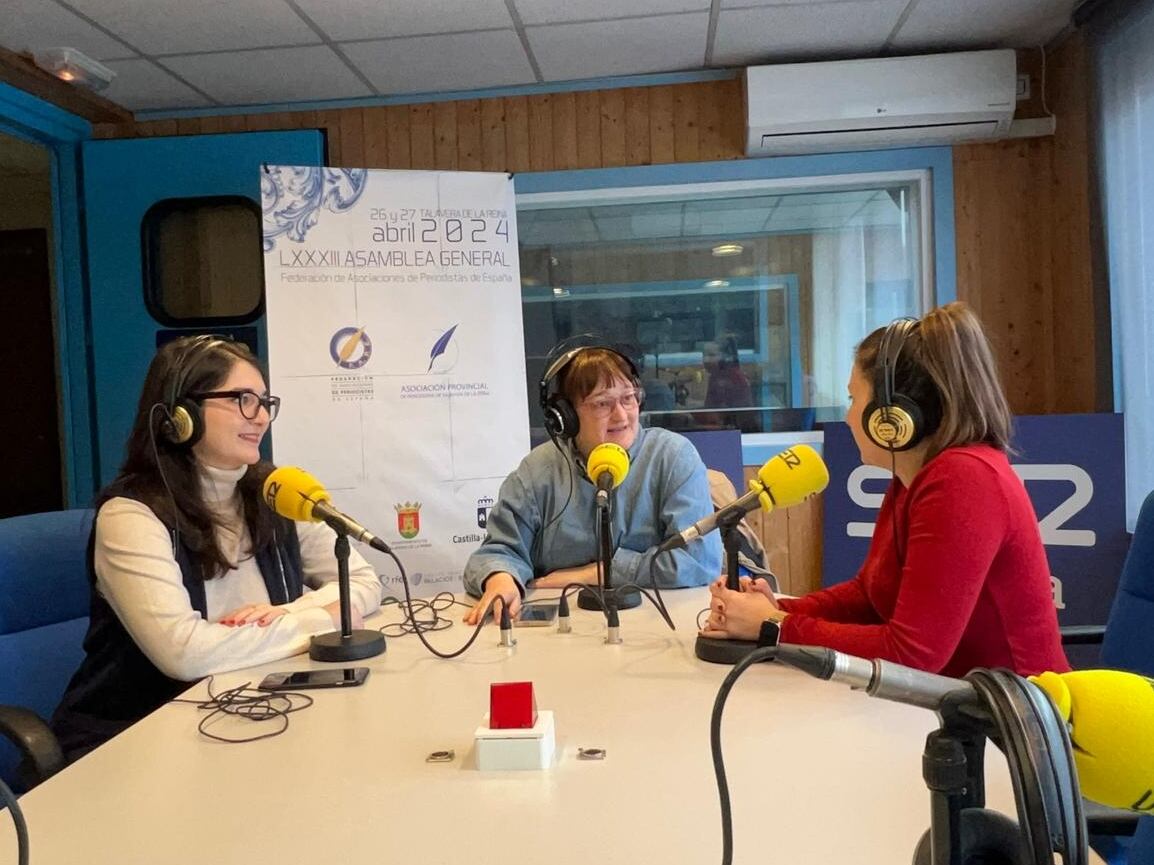 Miembros de la Junta directiva de la APTA en la emisora de SER Talavera, contando todos los detalles sobre la LXXXIII Asamblea General de la FAPE 2024.