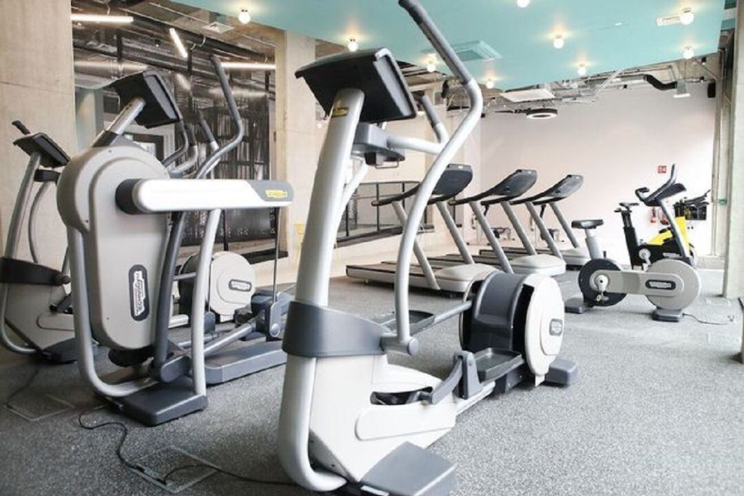 Cuando el decreto de estado de alarma entró en vigor, muchos pensaron que hacer deporte se había terminado temporalmente para ellos. Pero ir al gimnasio ya no es necesario, pues estos se han colado en nuestra casa para echarnos una mano o para quitarnos la excusa fácil.