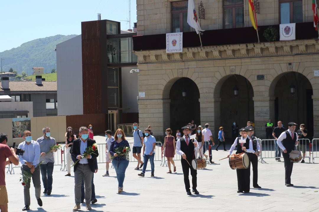 El alcalde de Irun, José Antonio Santano y los portavoces de los grupos municipales junto a los txistularis