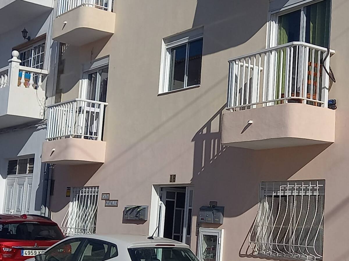 Mata a puñaladas su expareja y hiere a su hijo en Adeje