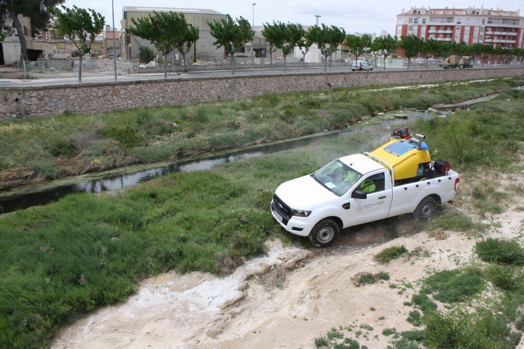 La empresa actúa en los cauces del río