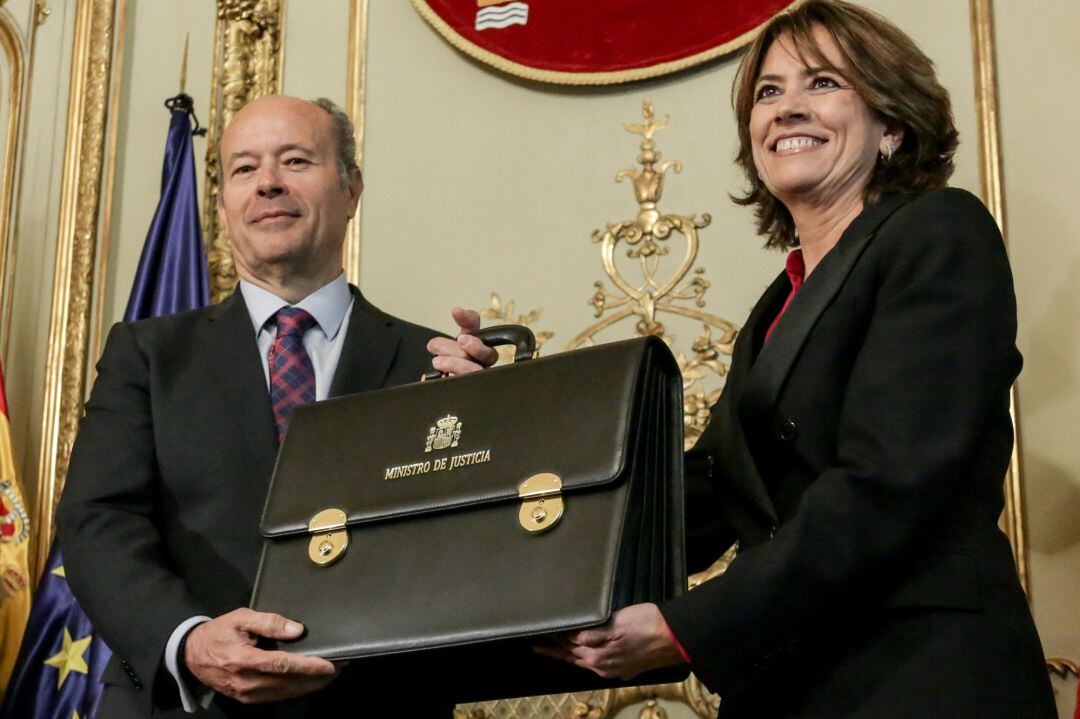 Juan Carlos Campo toma posesión de su cargo como ministro de Justicia, para el Gobierno de coalición de PSOE y Unidas Podemos en la XIV Legislatura, en presencia de su predecesora, Dolores Delgado, quien le entrega la cartera del Ministerio de Justicia 