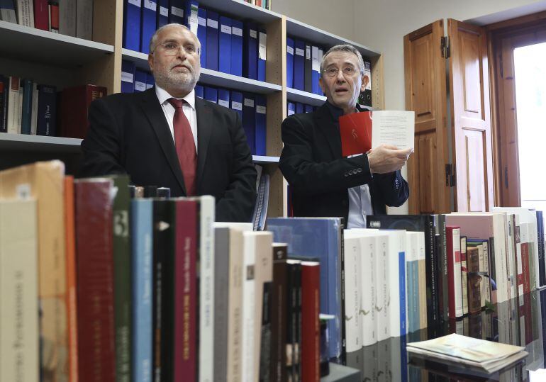 Imagen del director general de Relaciones con las Cortes Antonio Torres y el director General de Administración Local Antoni Such junto a algunos de los libros