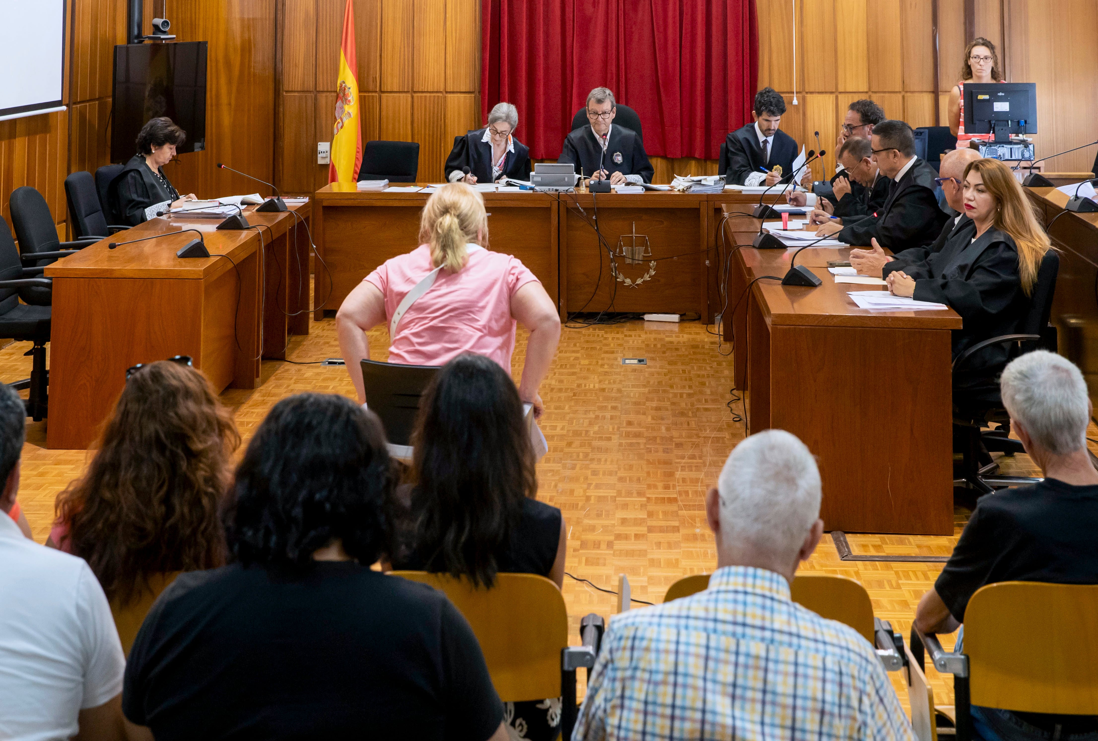 MURCIA, 11/09/2024.- La Audiencia Provincial de Murcia juzga a 11 hombres y 4 mujeres por promover y favorecer la prostitución de chicas menores de familias desestructuradas captadas en la puerta de discotecas y centros educativos, así como a clientes que pagaron por estar con ellas a sabiendas de que no tenían 18 años. EFE/Marcial Guillén
