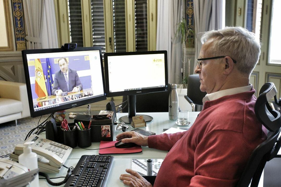 El alcalde de València Joan Ribó participando en la videoconferencia con el ministro de Transportes, José Luis Ábalos y alcaldes de las 15 ciudades más pobladas de España