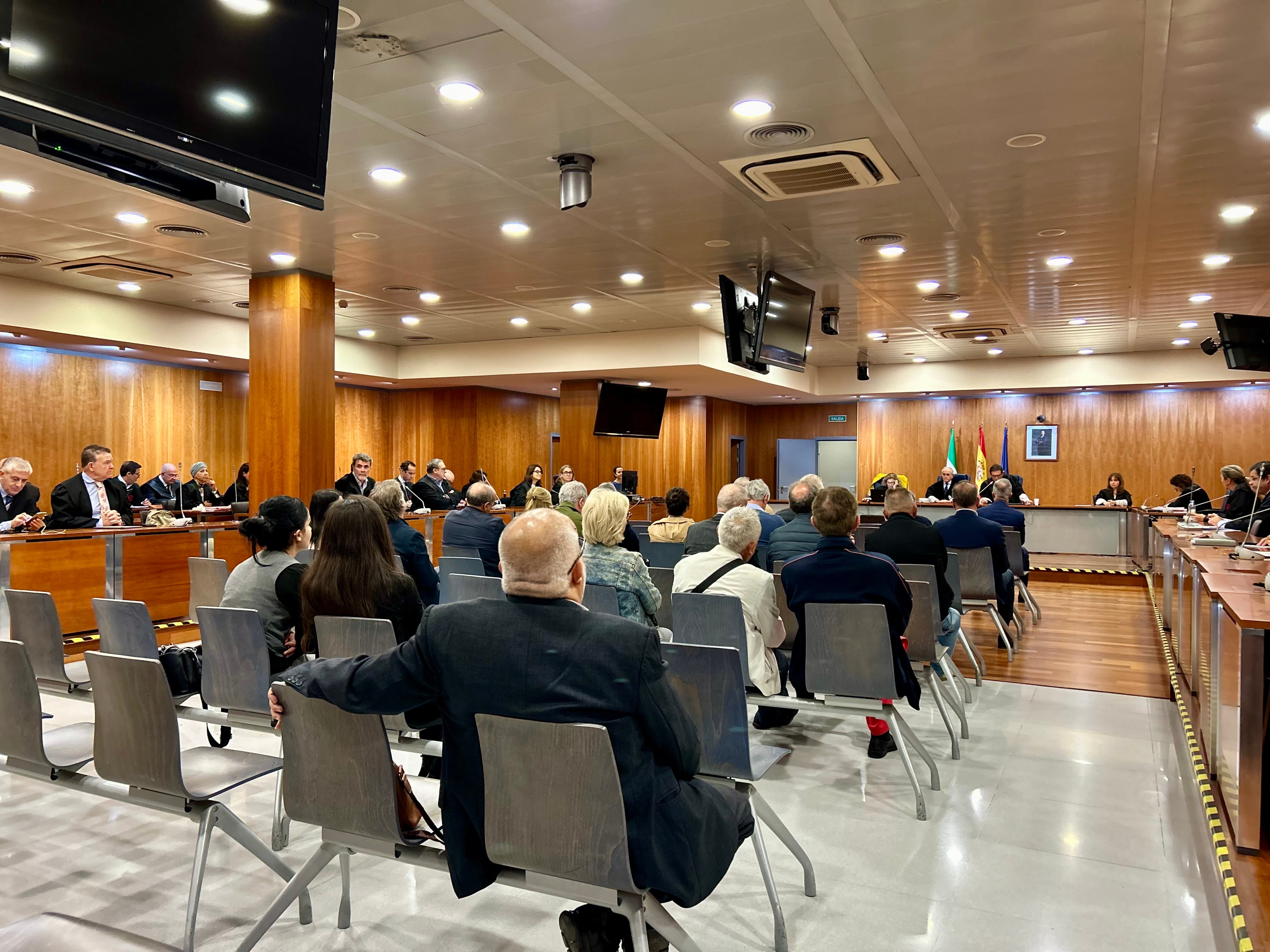 MA03. MÁLAGA, 08/11/2024.-Sala de los juzgados donde se ha hecho pública la sentencia del macrojuicio por el caso Astapa contra la corrupción política-urbanística, con 37 procesados, entre ellos el exalcalde socialista de Estepona (Málaga) Antonio Barrientos, que ha sido condenado a cinco meses y siete días de suspensión de empleo y cargo público por un delito continuado de cohecho y a una multa de 40.000 euros, este viernes en Málaga. EFE/Esther Gómez
