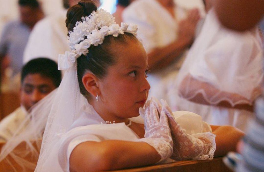 Imagen de archivo de una niña el día de su Primera Comunión