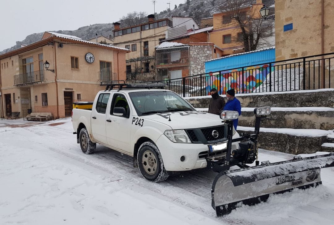 La Diputación ha activado cerca de 60 vehículos para limpiar carreteras y pueblos