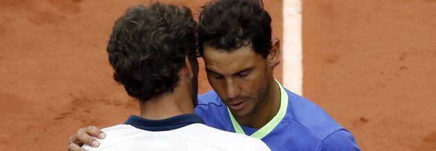 Nadal abraza a Carreño tras retirarse